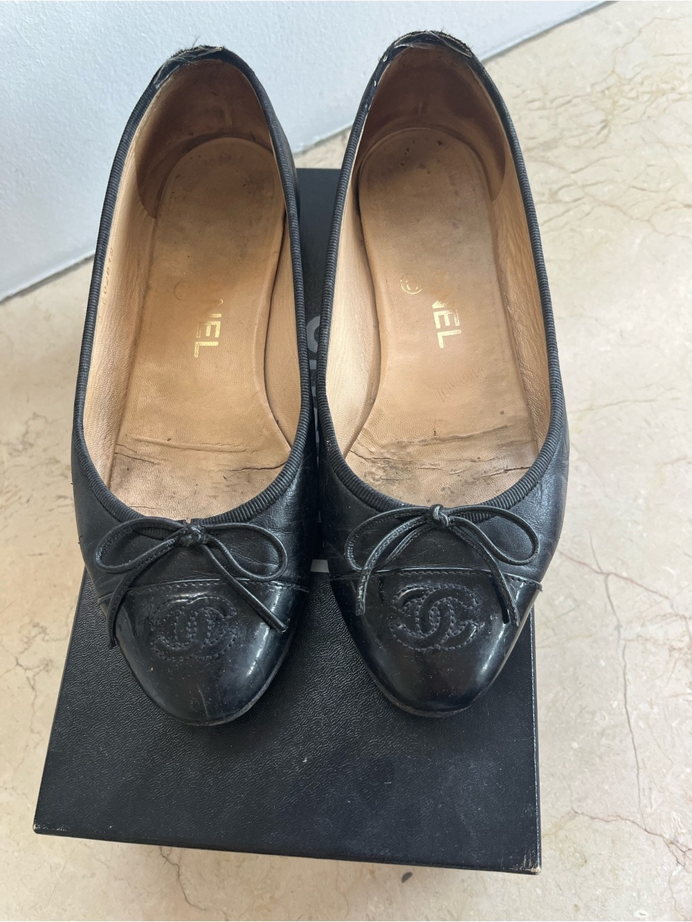 CHANEL Black Leather Ballet Flats with CC Emblem - Picture 2 of 5